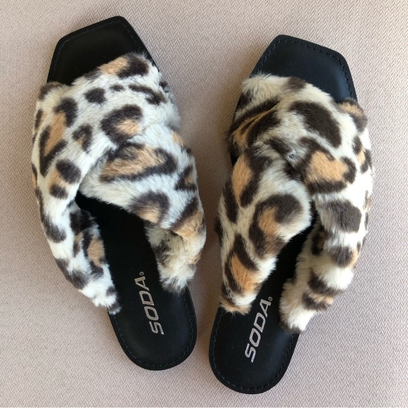 SODA Leopard Faux Fur Criss Cross Slip On Sandals Size 8 - Picture 2 of 11